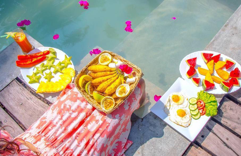 poolside breakfast