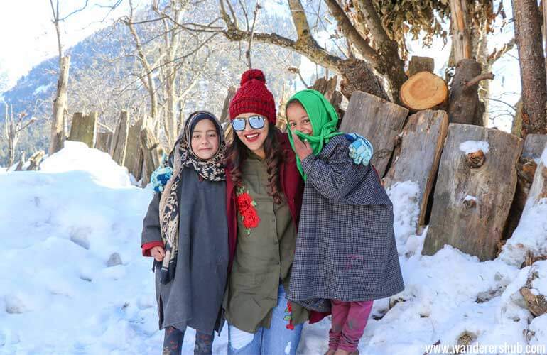 Kashmiri girls - Is it safe to travel to Kashmir